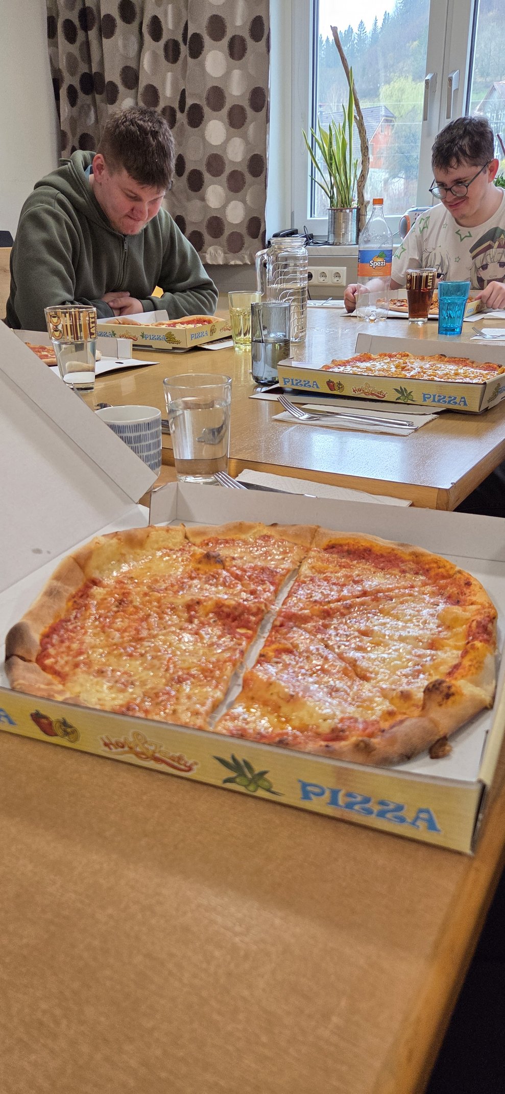 Es wird Pizza gegessen