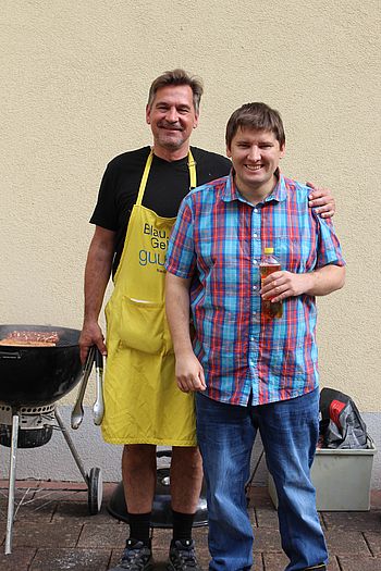 Zwei Männer stehen nebeneinadner
