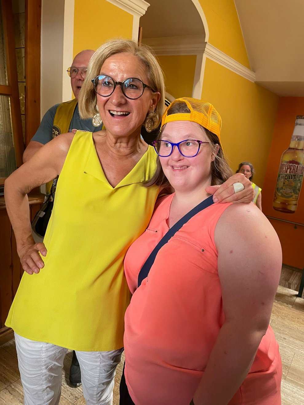 Zwei Damen stehen nebeneinander für ein Foto.