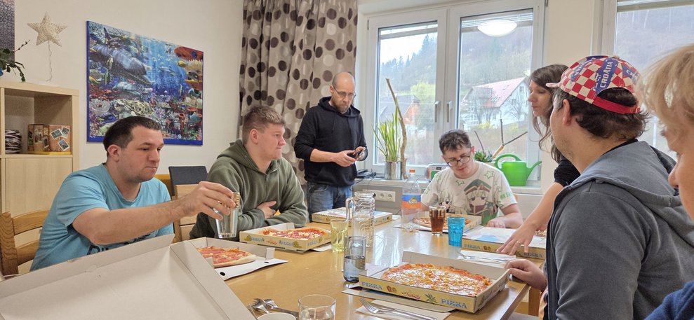 Es wird Pizza gegessen.