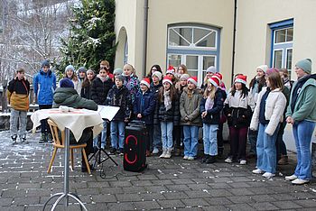 Ein Chor singt Weihnachtslieder