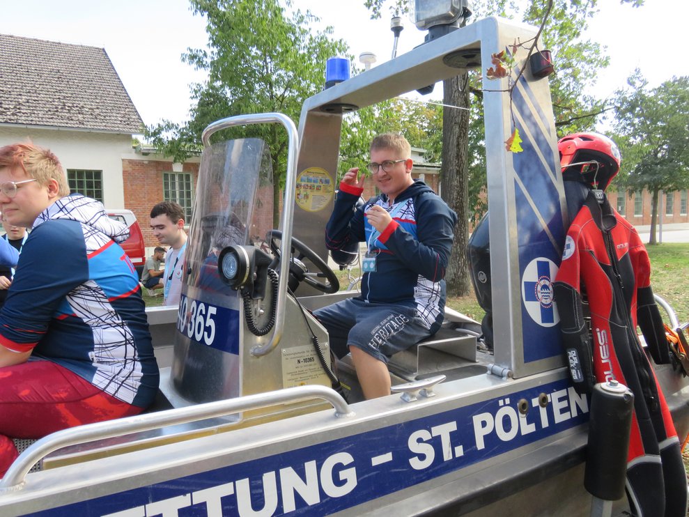Mehrere Personen sitzen in einem Boot.