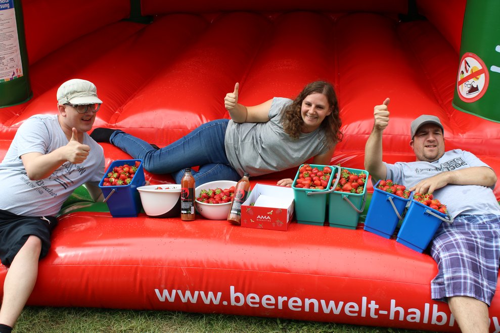 3 Personen mit 12 Kilogramm Erdbeeren.