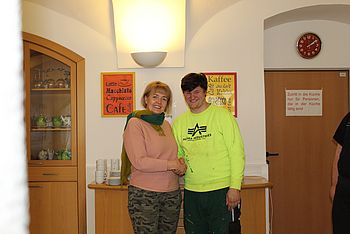 Eine Person gratuliert einer zweiten Person zum Geburtstag