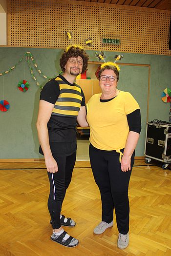 Zwei Personen mit Bienenkostüm