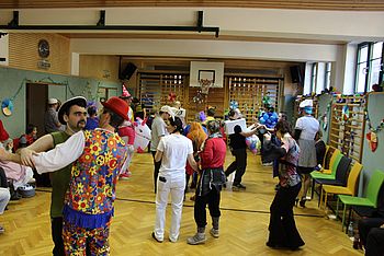 Im Turnsaal wird getanzt