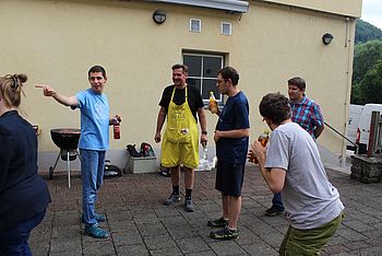 Einige Personen stehen nebeneinander