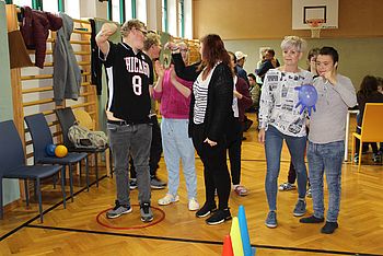 Einige Personen stehen nebeneinander