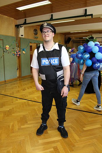Eine Person als Polizist verkleidet