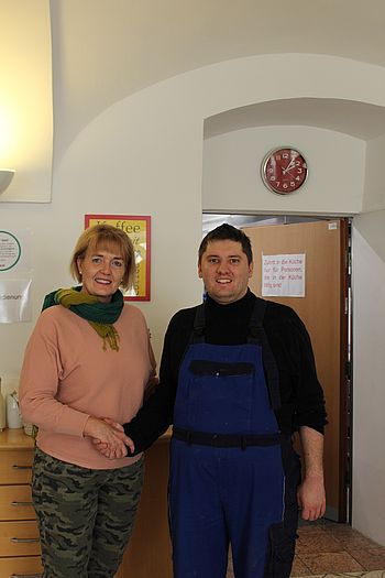 Eine Person gratuliert einer zweiten Person zum Geburtstag