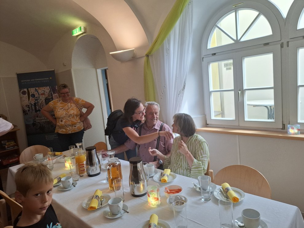 Einige Personen bei Kaffee und Kuchen