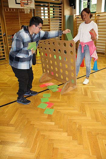 Zwei Personen spielen Vier-Gewinnt