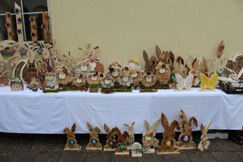 verschiedenste Hasen und Schafe aus Holz