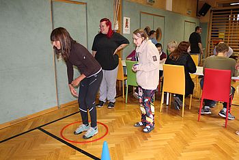 Drei Personen spielen ein Wurfspiel