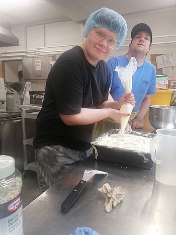 Eine Torte wird verziert