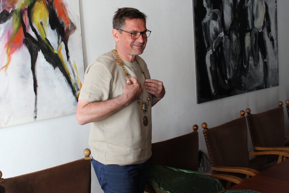 Der Bürgermeister trägt eine große Kette