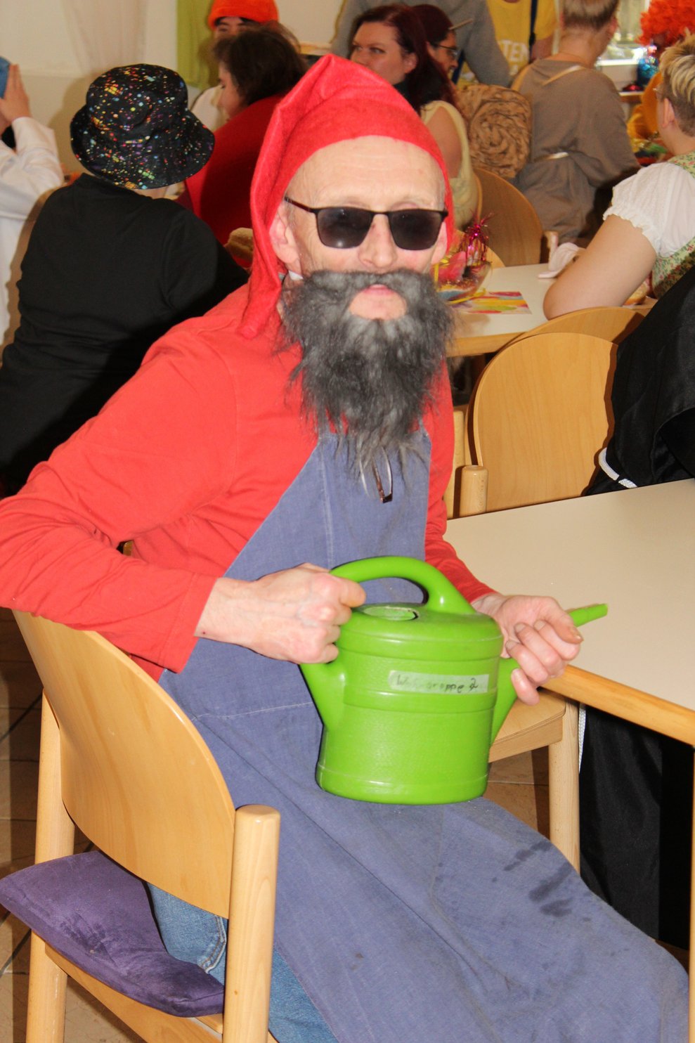 Ein als Zwerg verkleideter Mann