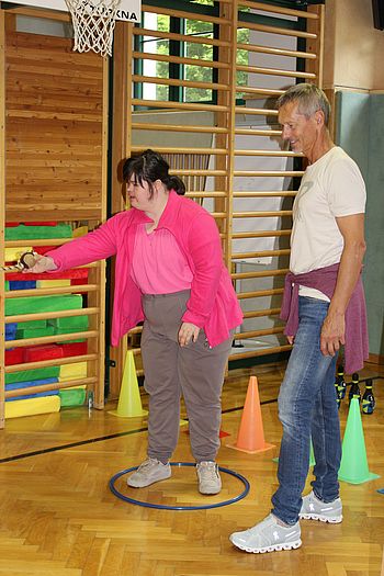 Es wird ein Ballspiel gespielt