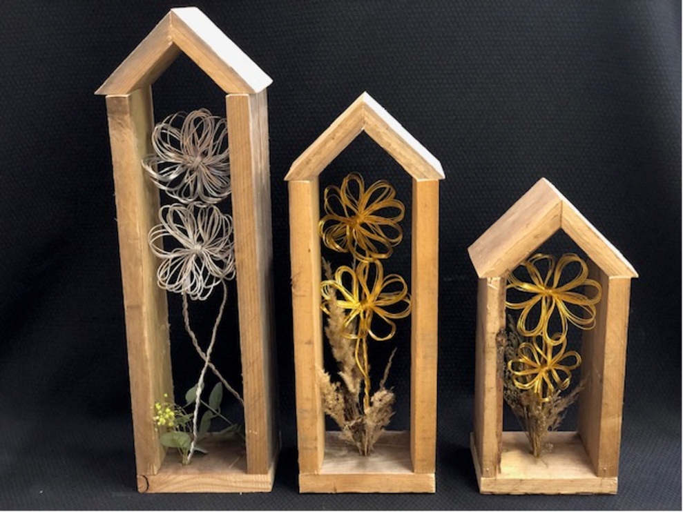 Dekorationsgegenstände aus Holz Metall und Trockenblumen.