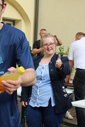 Eine Dame zeigt Daumen hoch