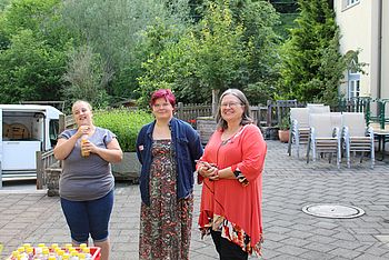 Drei Damen stehen nebeneinander