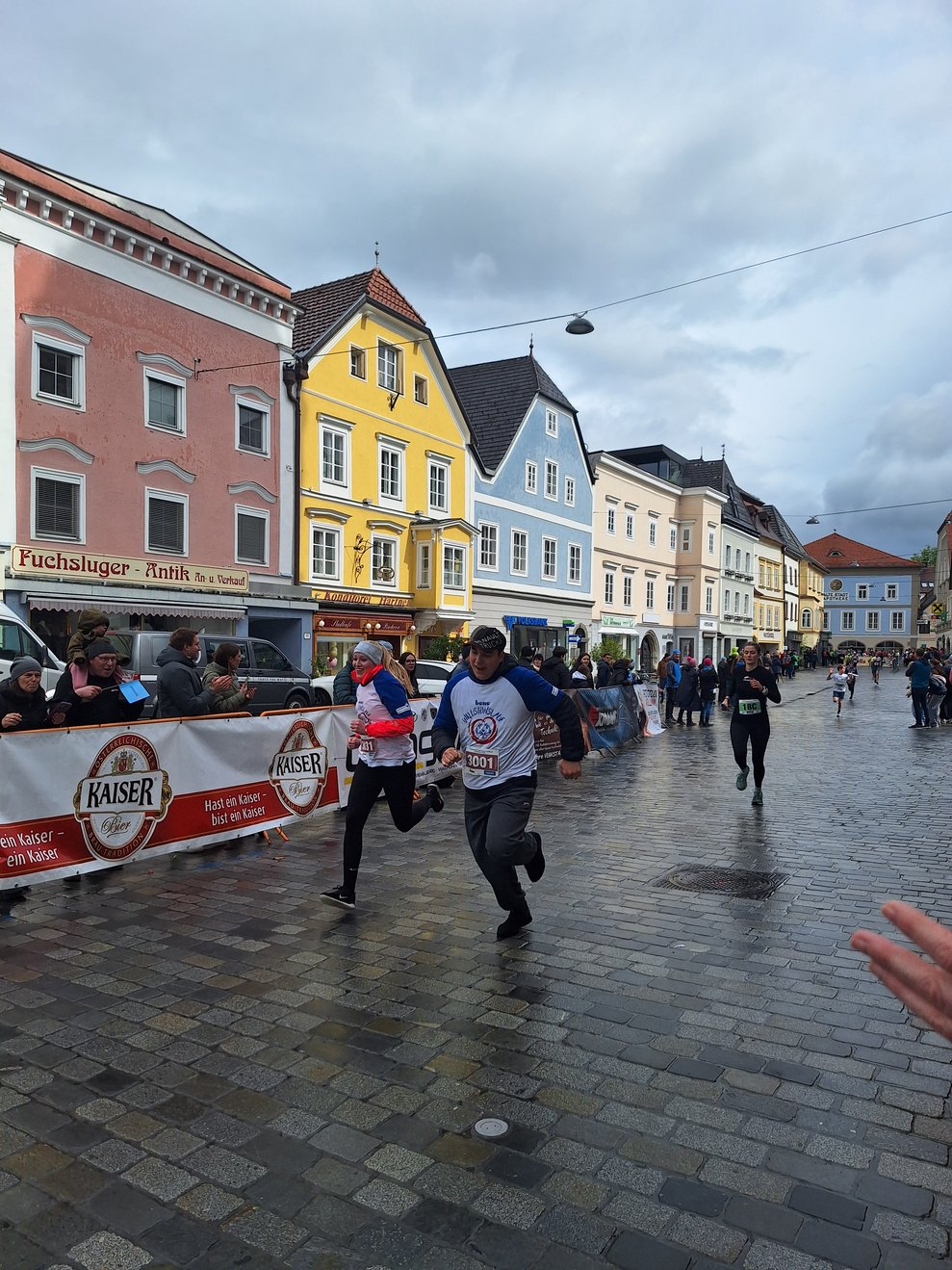 2 Personen laufen Richtung Ziel