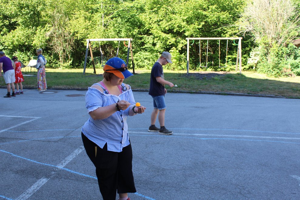 Zwei Personen machen beim Spiel Eierlauf mit.