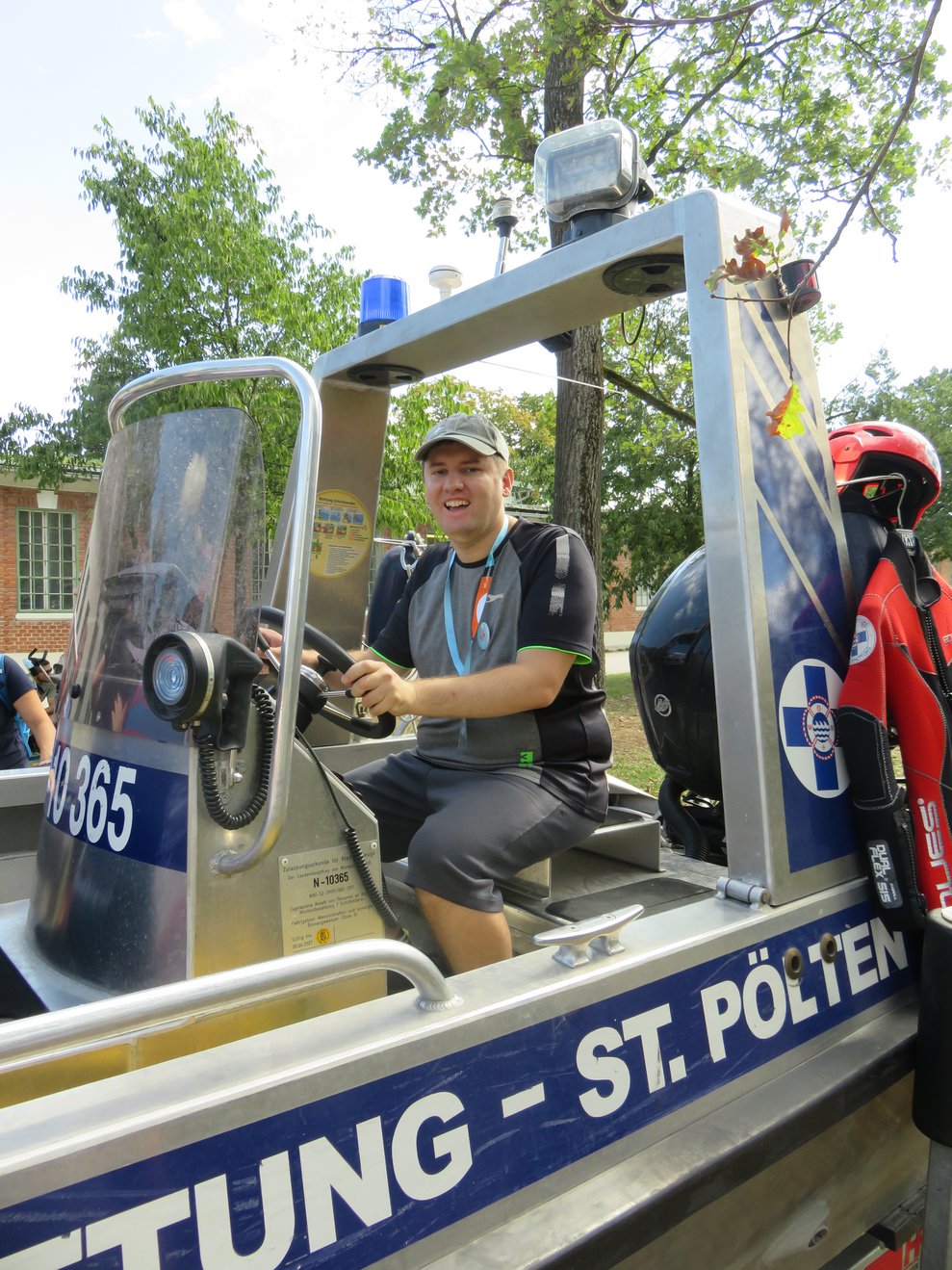 Ein Mann sitzt in eine Boot.