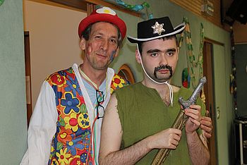 Zwei verkleidete Personen