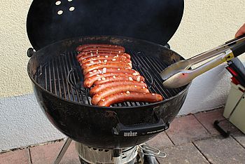 Würstel werden gegrillt