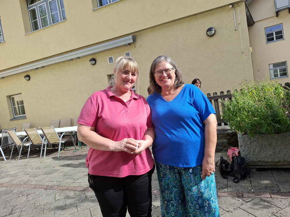 Zwei Damen stehen nebeneinander