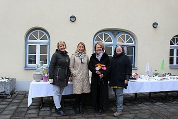 Vier Personen stehen nebeneinander