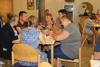 Einige Personen sitzen und essen.