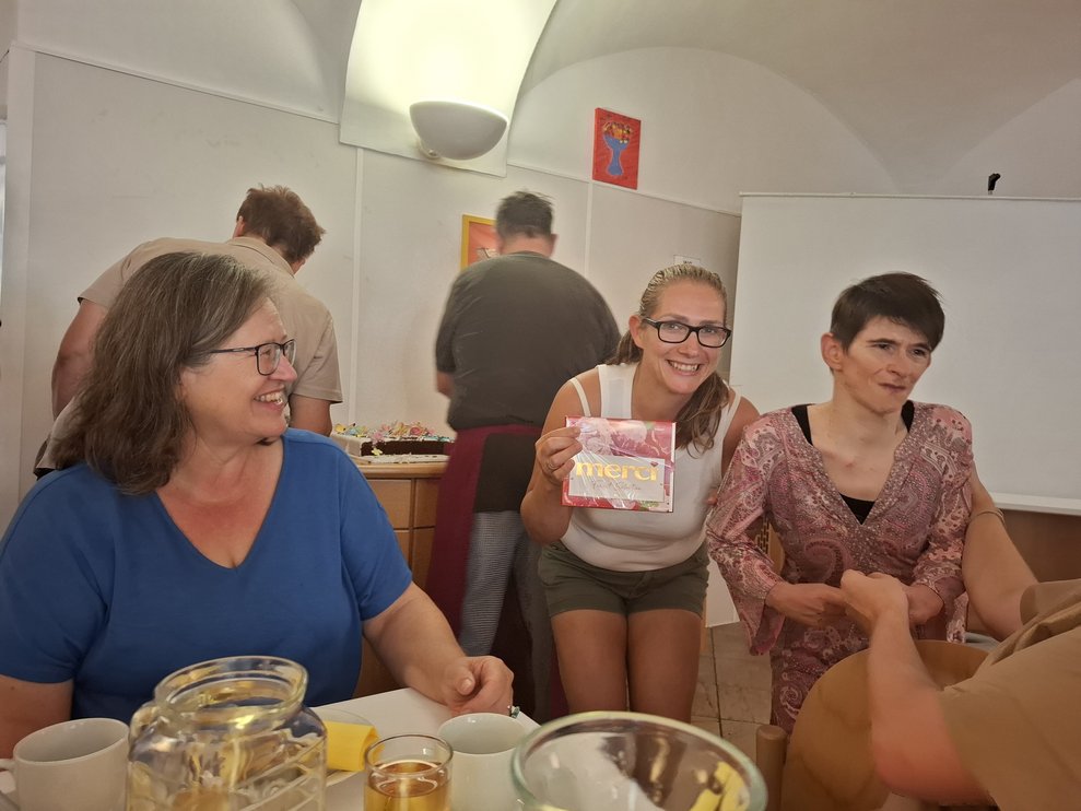 Drei Damen sitzen nebeneinadner