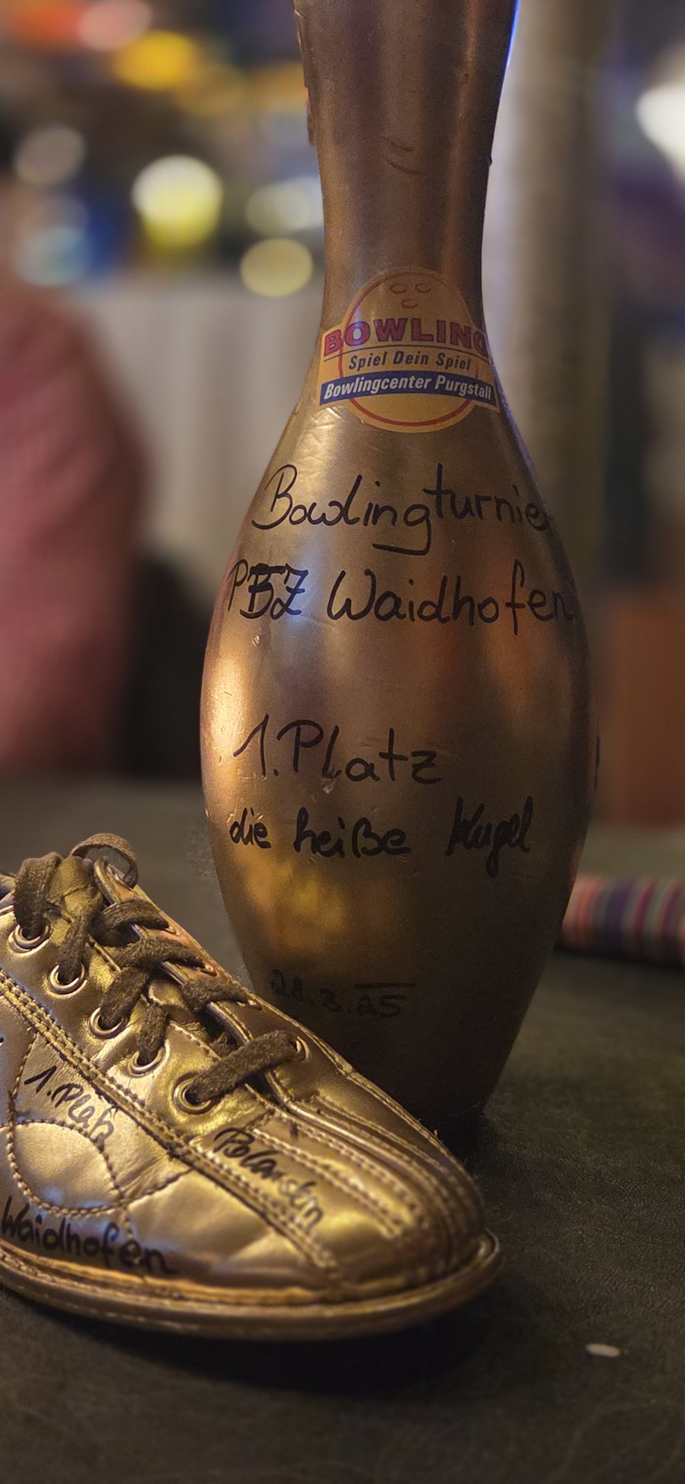 Ein goldener Kegel und Schuh