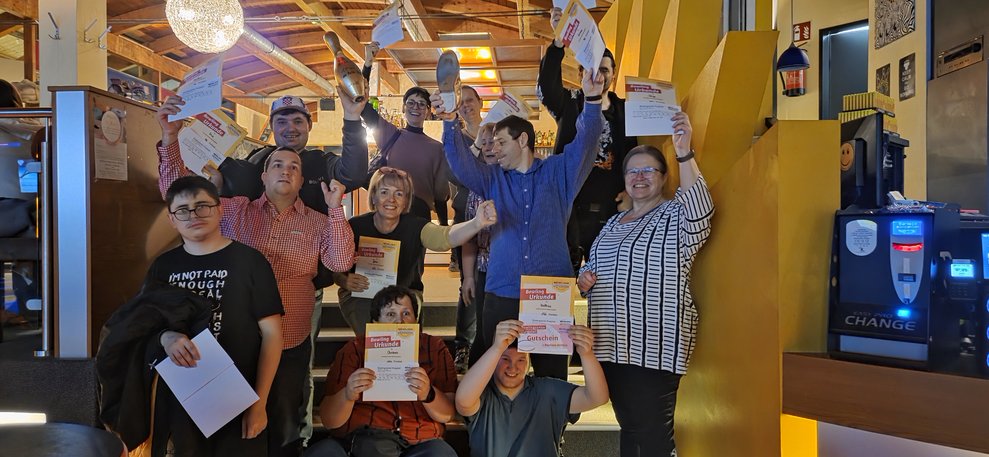 Ein Gruppenfoto im Bowlingcenter.