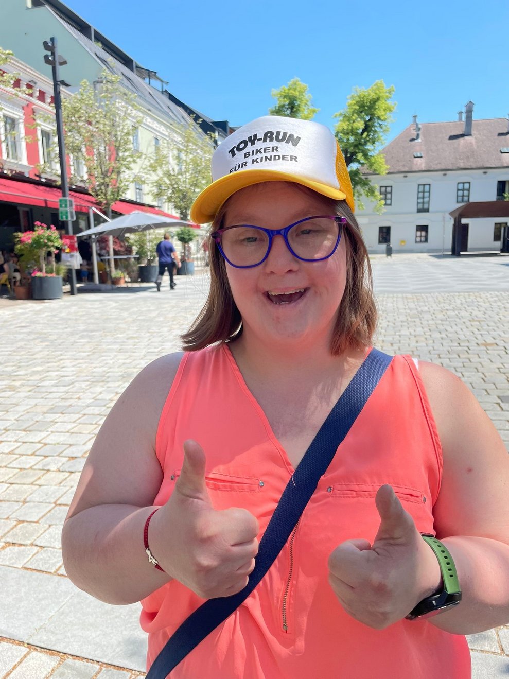 Eine Dame zeigt zwei Daumen hoch.