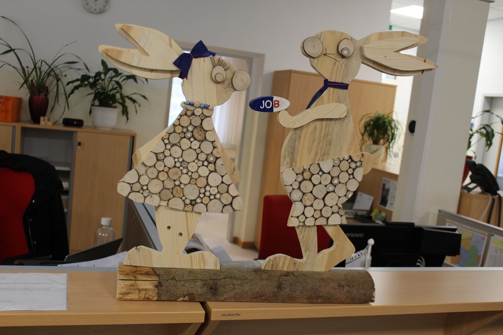 zwei Osterhasen aus Holz hergestellt