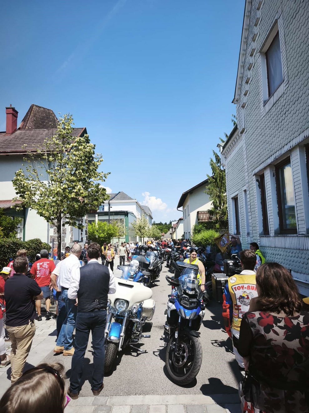 Viele Motorräder stehen nebeneinander.