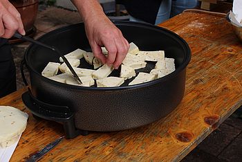 Grillkäse wird zubereitet