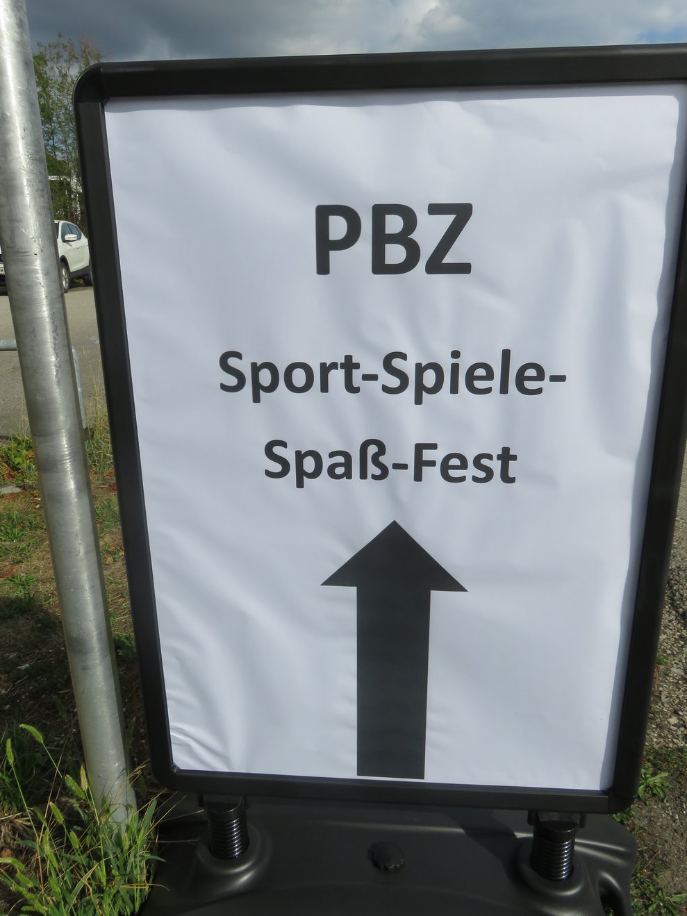 Ein Schild mit Aufschrift und einem Richtungspfeil.