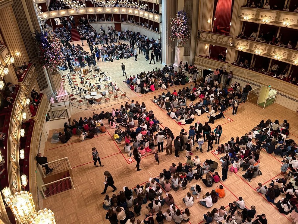 Ein großer Saal mit vielen Menschen