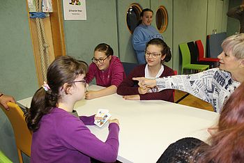 Kinder spielen ein Kartenspiel