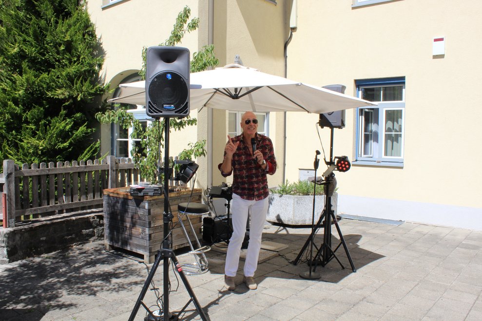 Ein Mann singt in ein Mikrofon.