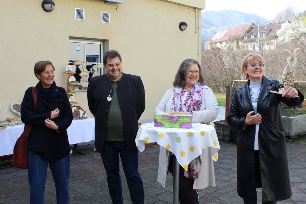 4 Personen die eine Rede halten