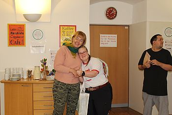Eine Person gratuliert einer zweiten Person zum Geburtstag 