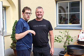 Zwei Männer stehen nebeneinander