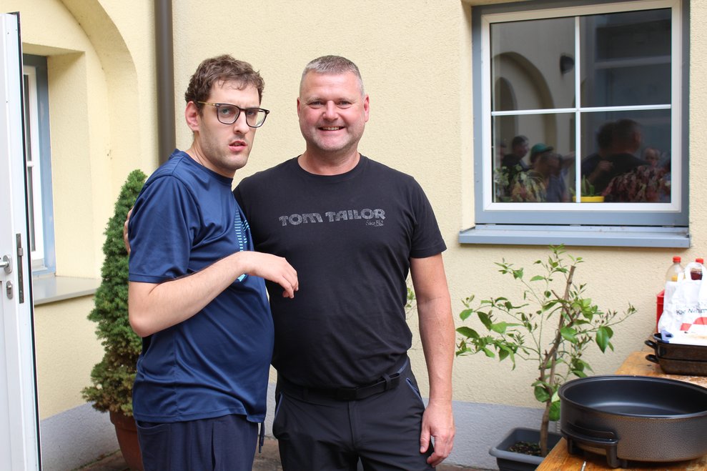 Zwei Männer stehen nebeneinander