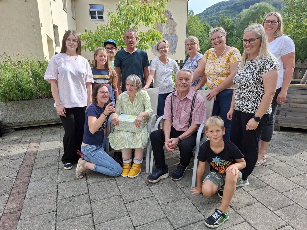 Eine Familie steht zusammen für ein Foto