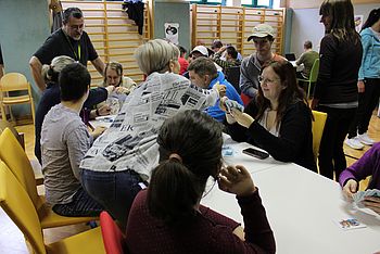 Mehrere Personen spielen Kartenspiele
